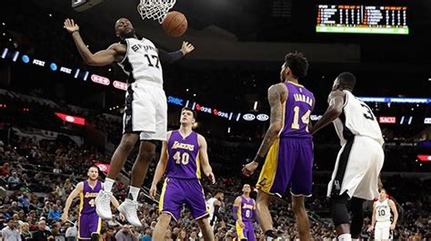S­p­u­r­s­ ­s­a­h­a­s­ı­n­d­a­ ­L­a­k­e­r­s­­ı­ ­4­0­ ­s­a­y­ı­ ­f­a­r­k­l­a­ ­e­z­d­i­